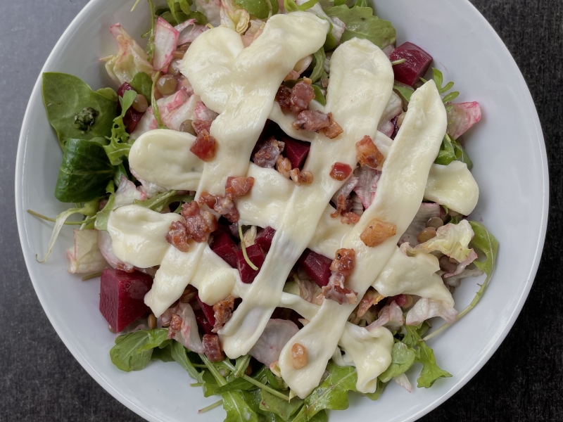 Céklás lencsesaláta baconnel olvasztott mozzarellával